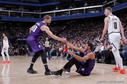 lol合区-尼斯球员在比赛中表现出出色的团队合作的简单介绍