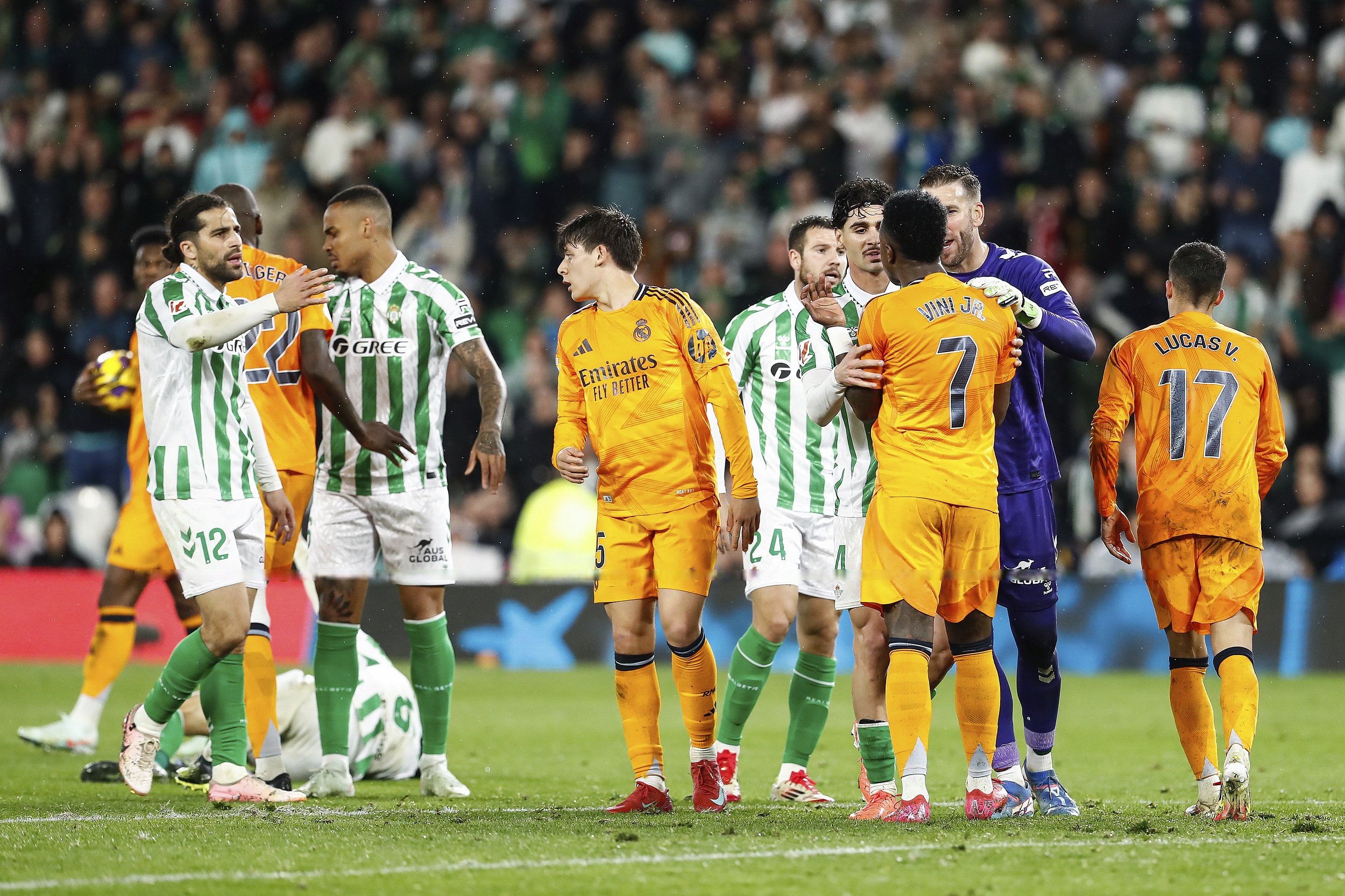 包含皇家贝蒂斯球员受伤，可能缺席接下来几场比赛的词条