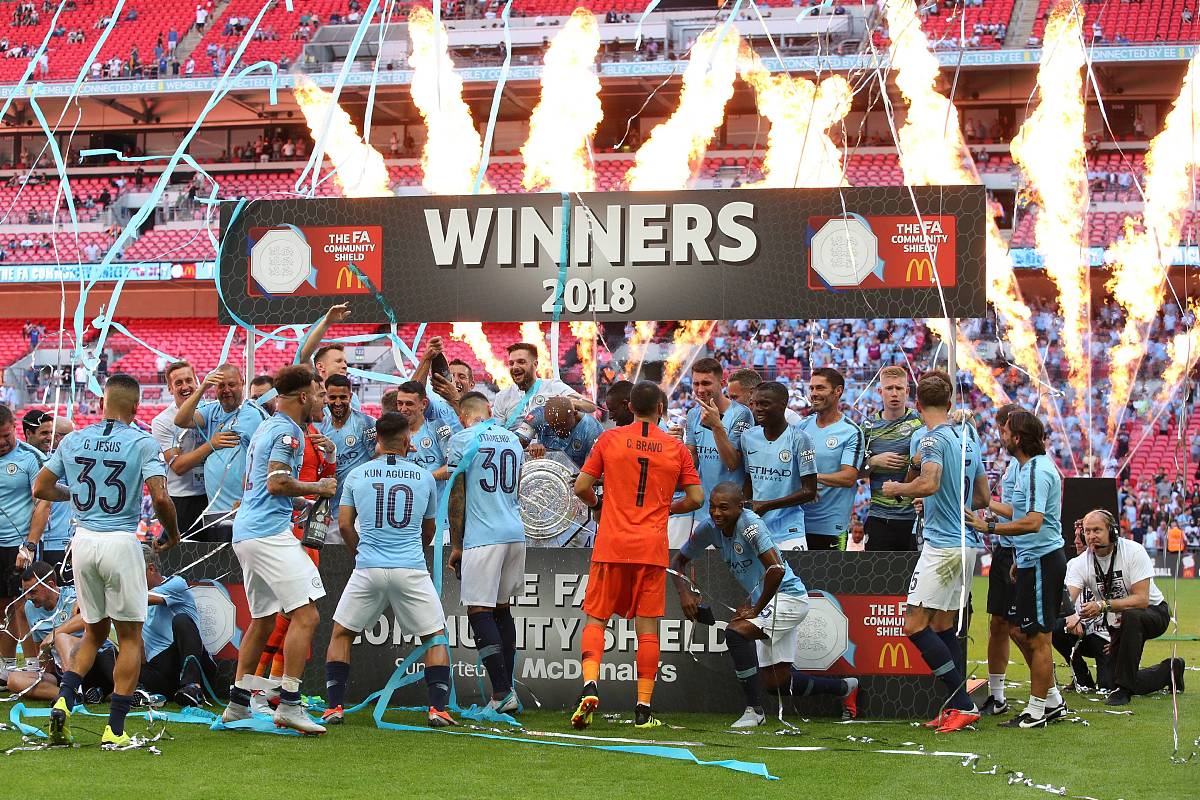 包含欧预赛紧张激烈，球迷为大赛狂欢的词条