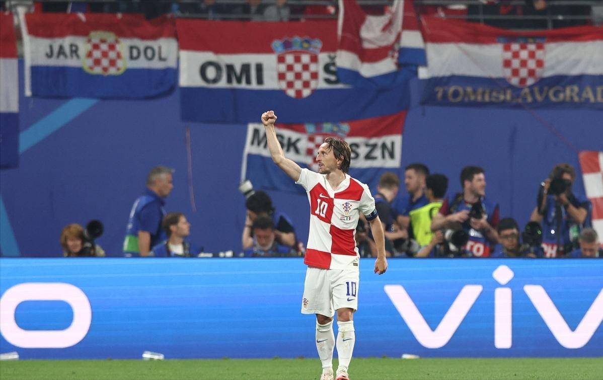 莫德里奇双响！巴萨扭转战局