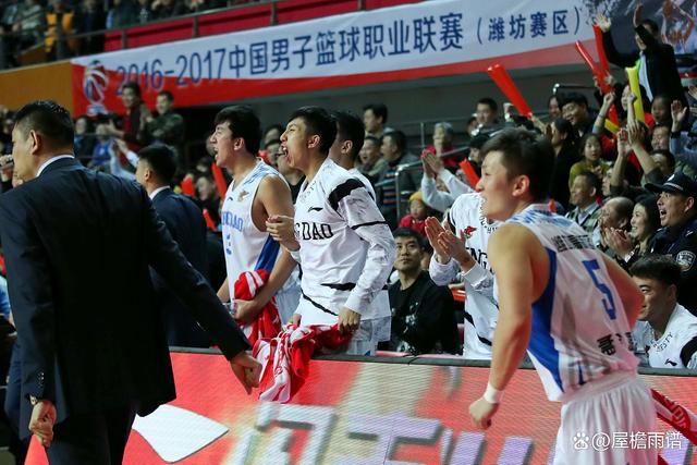 广厦主场惜败上海，球队表现仍有待提高的简单介绍