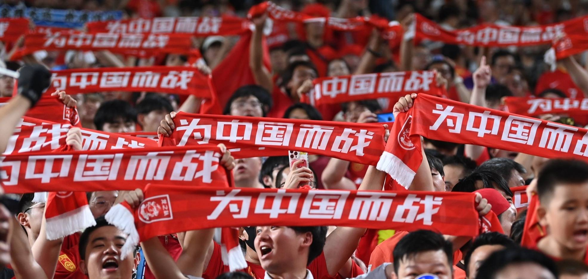 体育赛事中球员飒爽英姿，引发观众欢呼不已