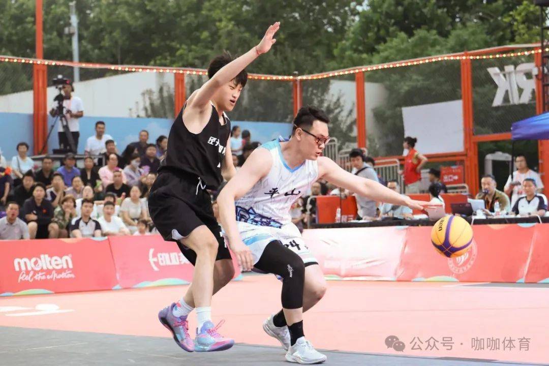 体育赛事中球员飒爽英姿，引发观众欢呼不已