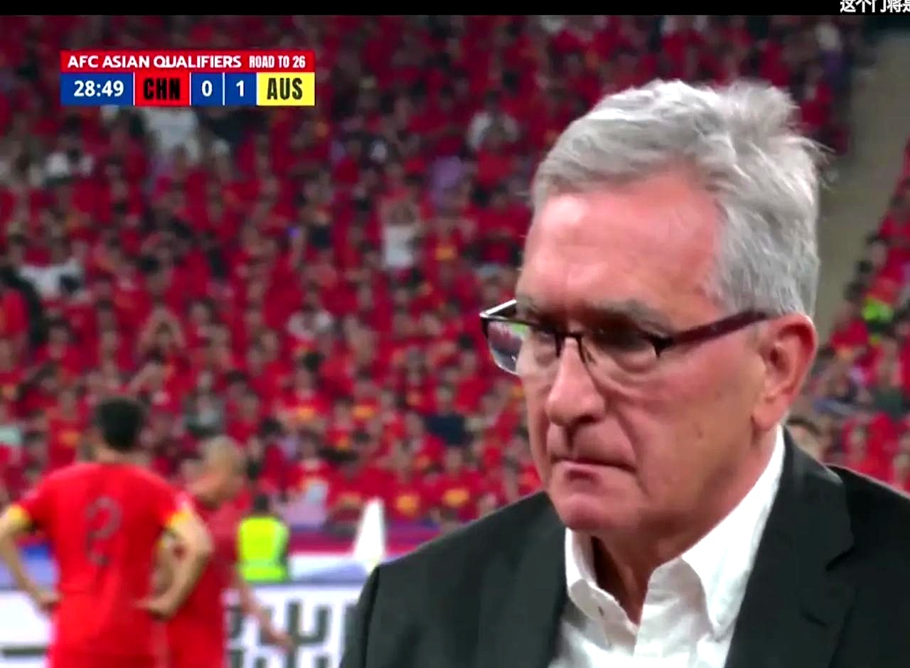 球员失误频频，球队惨遭惨败