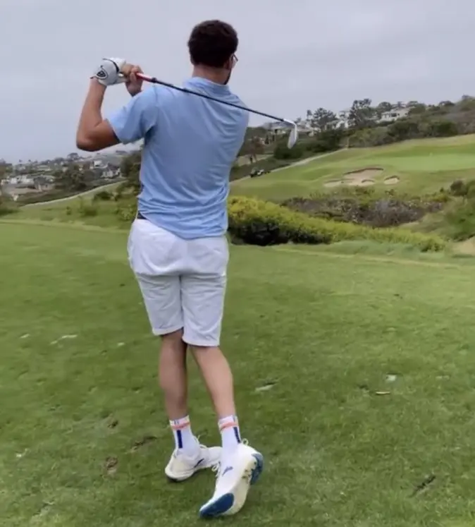 香港举行高尔夫比赛，湖人表现惊险