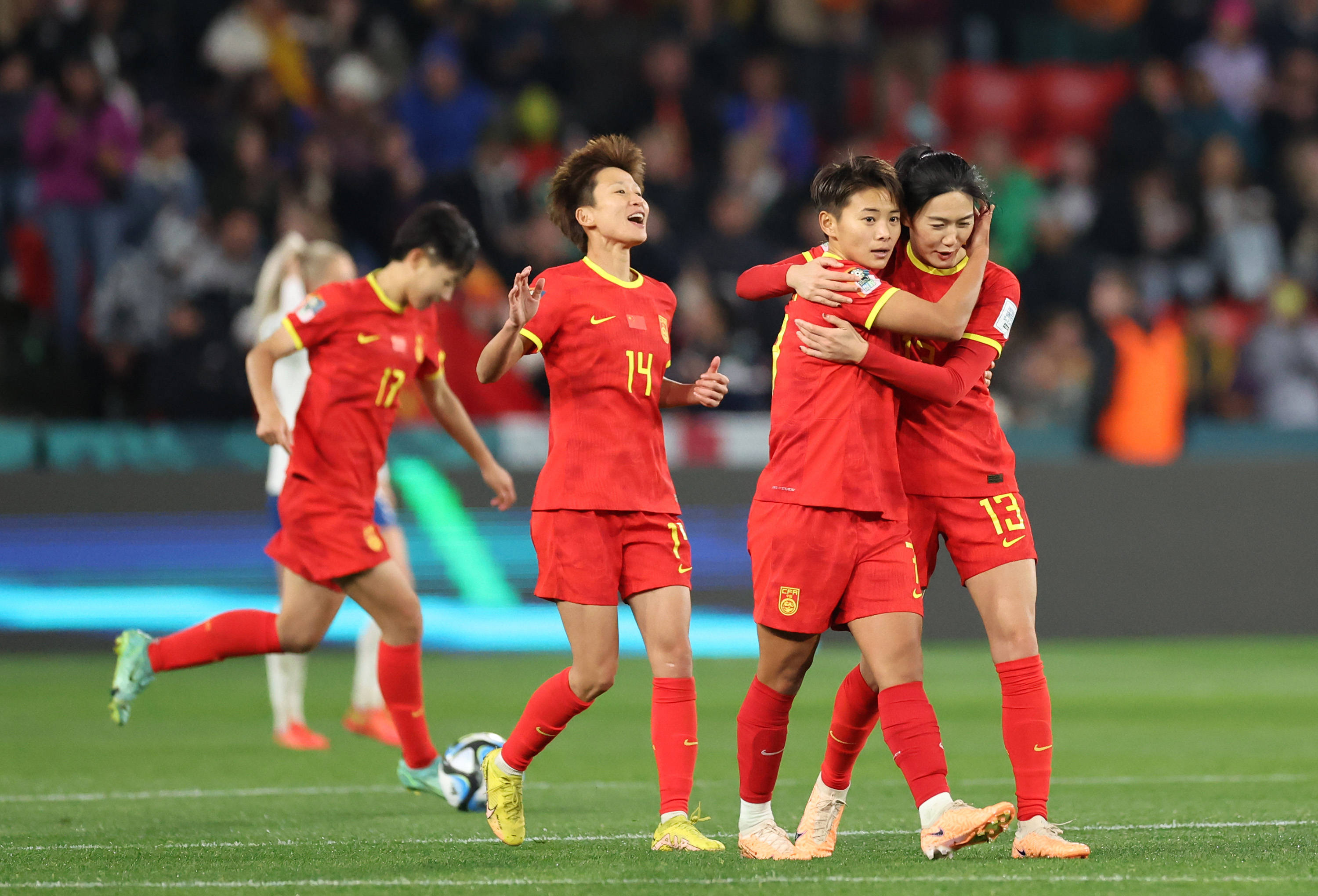 包含中国女足队员展现出色表现，带领球队获胜的词条