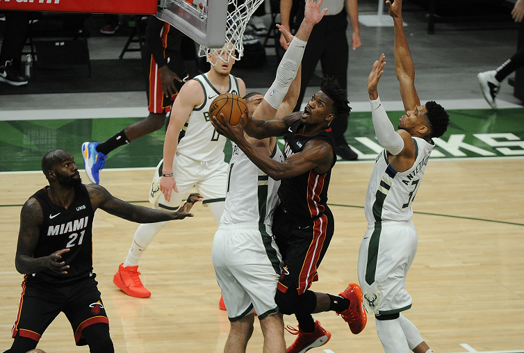 雄鹿碾压辽宁队,克莱高光表现 雄鹿碾压辽宁队,克莱高光表现